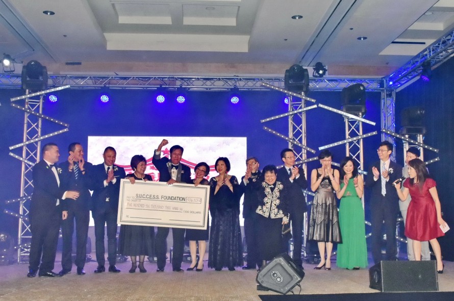 REALTOR® Sing Lim Yeo, O.B.C. and Order of St. John, (centre of cheque), together with members of the Bridge to SUCCESS gala committee, celebrated a total of $506,303 raised for the foundation.