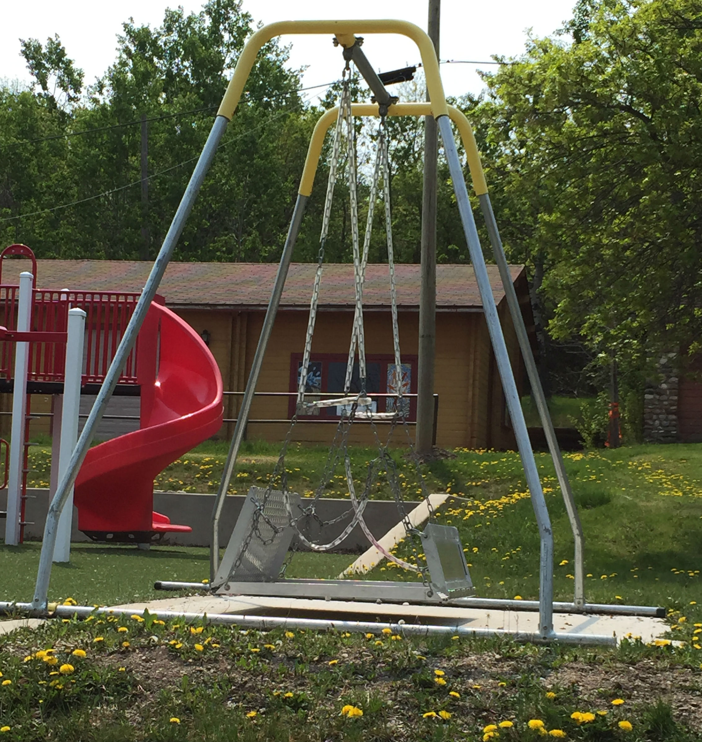 wheelchair accessible swing, équipement de terrain de jeu accessible