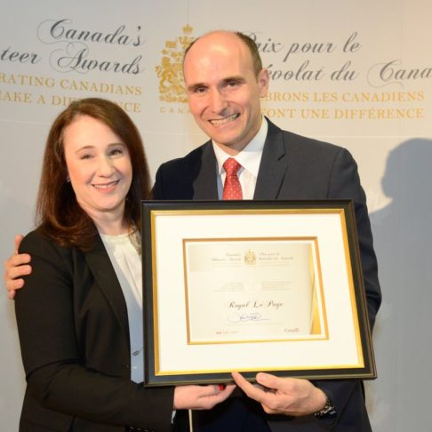 Jean-Yves Duclos, ministre de la Famille, des Enfants et du Développement social, remettant à Mme Shanan Spencer-Brown, directrice administrative, Fondation Un toit pour tous de Royal LePage le Prix pour le bénévolat du Canada.