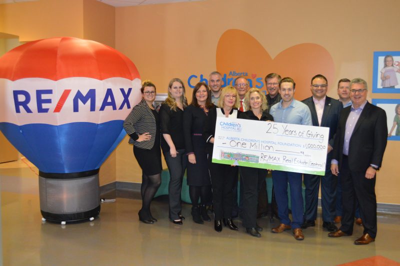  Picture of RE/MAX Real Estate (Central) cheque presentation