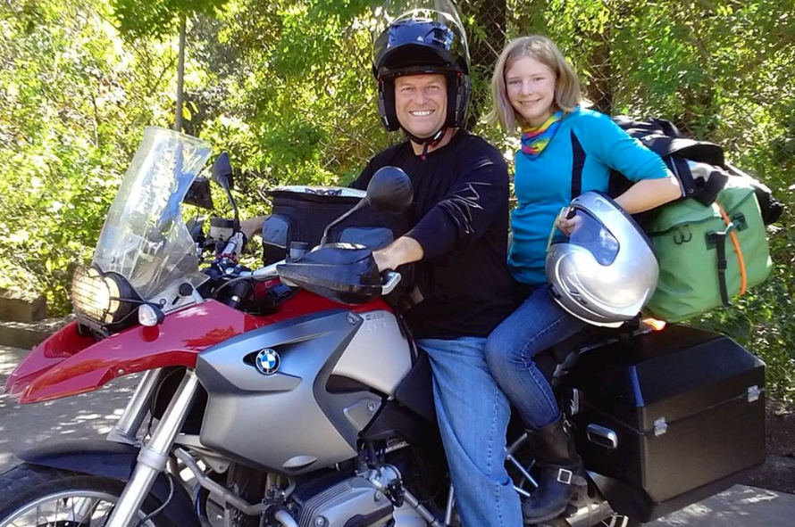 Bruce and Holly sitting on top of their motorcycle during their first ride in 2014 -- Bruce et Holly assis sur leur moto lors de leur première sortie en 2014